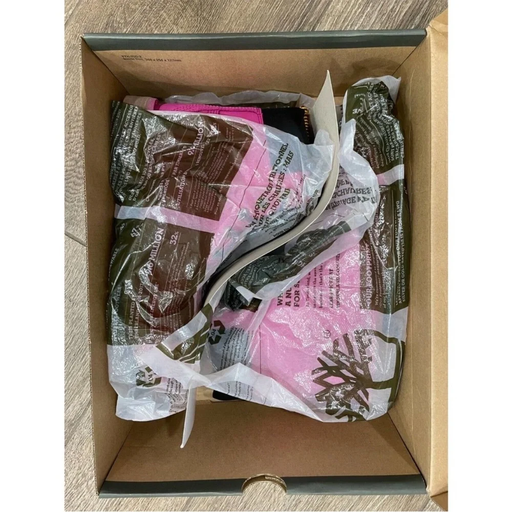 6in dark pink womens timberlands size 7.5. NEVER WORN. BRAND NEW! VERY RARE!! - Picture 1 of 10